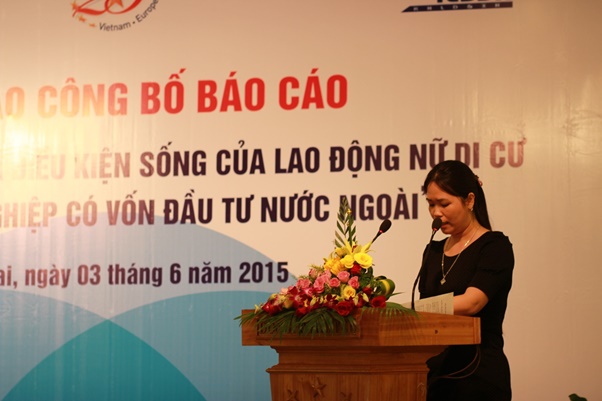 Bà Hoàng Thị Thu Hải – đại diện Ban quản lý các KCN Bắc Ninh tham luận tại hội thảo