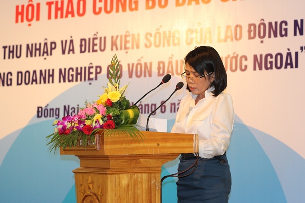 Bà Nguyễn Phước Mạnh, Phó chủ tịch Liên đoàn Lao động tỉnh Đồng Nai tham luận tại hội thảo